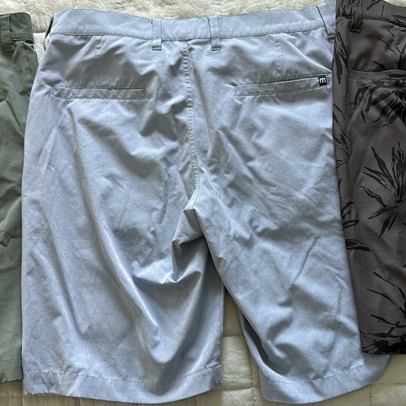Lot of 3 Travis Mathew shorts - size 32 - Picture 6 of 7